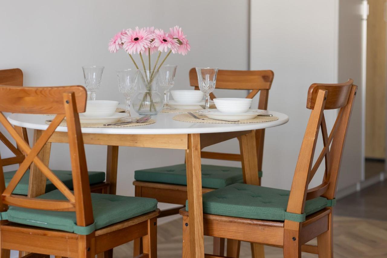 Ursus Sunny Studio For 4 Guests With Parking & Balcony By Noclegi Renters Warszawa Exteriör bild